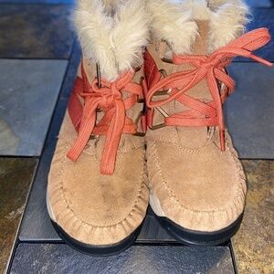 Ladies size 6.5 Columbia lined booties